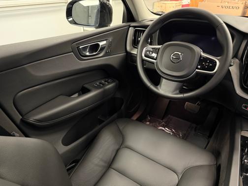 2025 Volvo XC60 B5 AWD Plus