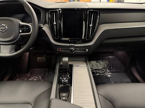 2025 Volvo XC60 B5 AWD Plus