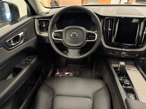 2025 Volvo XC60 B5 AWD Plus