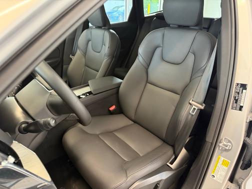 2025 Volvo XC60 B5 AWD Plus