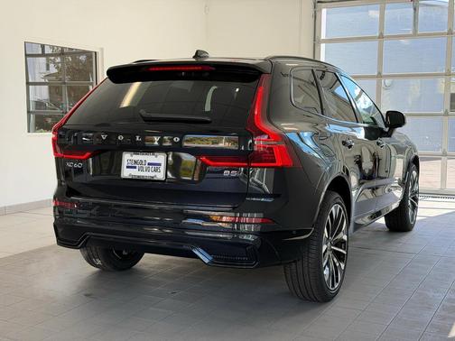 Onyx Black Metallic 2026 Volvo XC60 B5 Ultra