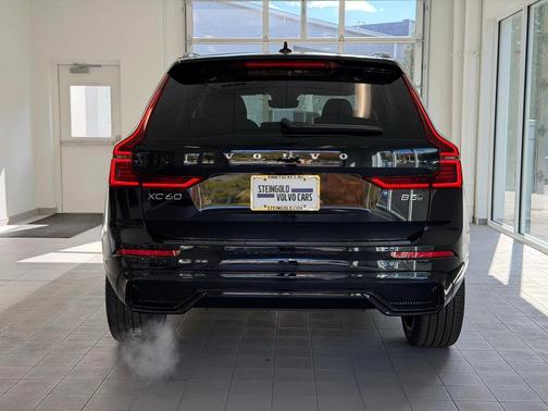 Onyx Black Metallic 2026 Volvo XC60 B5 Ultra