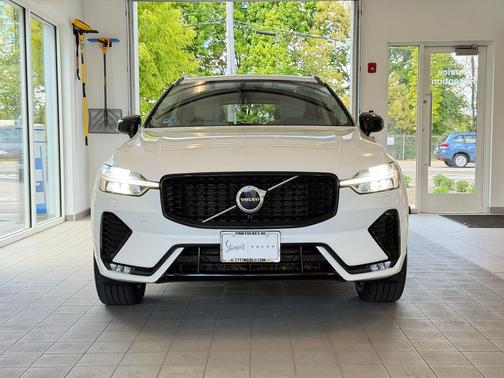 Crystal White 2024 Volvo XC60 B5 Core Dark Theme