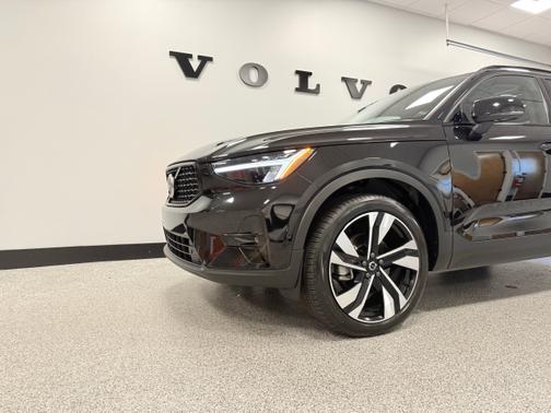 2025 Volvo XC40 B5 AWD Plus Dark Theme