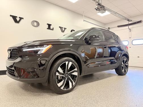 2025 Volvo XC40 B5 AWD Plus Dark Theme