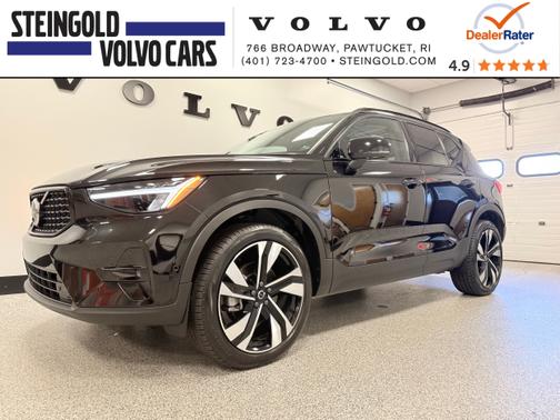 2025 Volvo XC40 B5 AWD Plus Dark Theme
