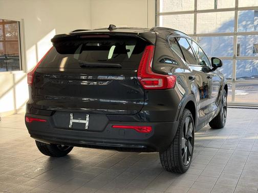 Onyx Black 2026 Volvo XC40 Black Edition Ultra, B5 AWD Gas (mild hybrid)