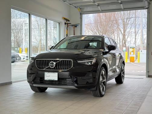 Onyx Black Metallic 2025 Volvo XC40 B5 Core Bright Theme