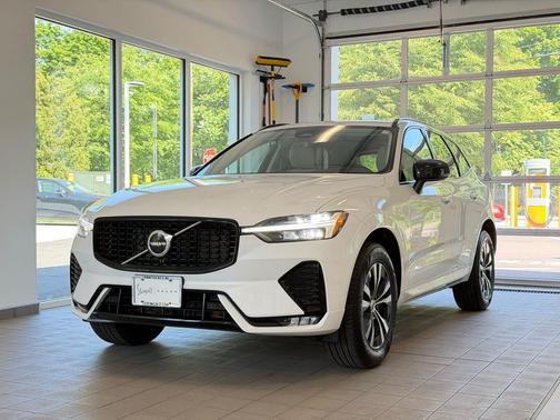 Crystal White 2025 Volvo XC60 B5 Core
