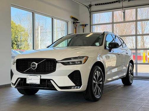 Crystal White 2025 Volvo XC60 Core