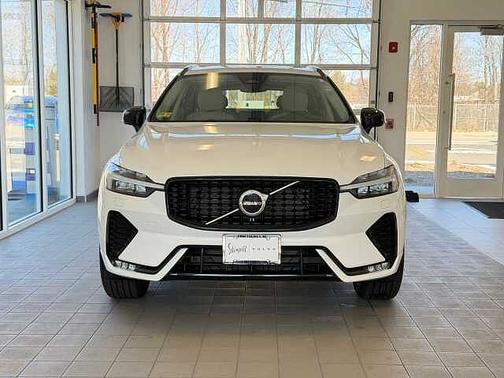 Crystal White 2025 Volvo XC60 Core
