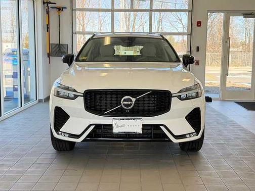 Crystal White 2025 Volvo XC60 Core