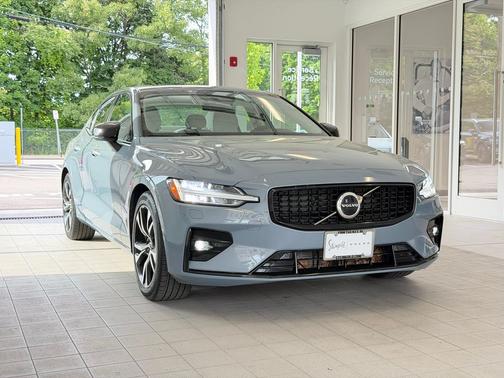 Thunder Grey Metallic 2024 Volvo S60 B5 Core Dark Theme