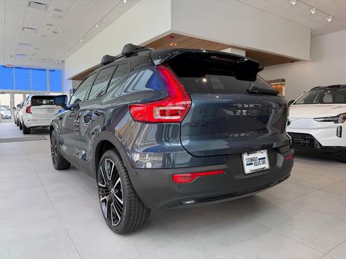 2026 Volvo XC40 B5 Ultra Black Edition