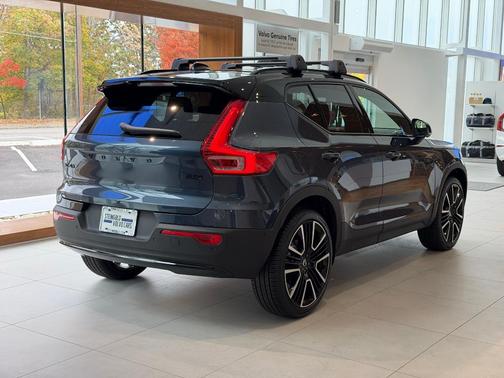2026 Volvo XC40 B5 Ultra Black Edition