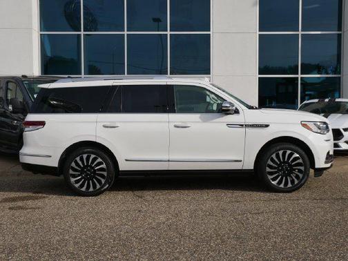 Pristine White Metallic Tri-Coat 2024 Lincoln Navigator Black Label