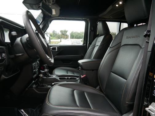 Black Clearcoat 2024 Jeep Wrangler 4-Door Sahara 4x4