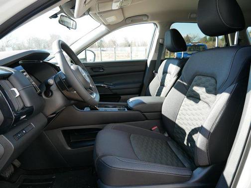 2024 Nissan Pathfinder SV 4WD