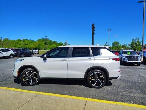 White Diamond 2024 Mitsubishi Outlander SE S-AWC