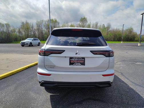 Diamond White 2026 Mitsubishi Outlander ES 2.5 2WD