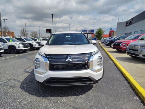 Diamond White 2026 Mitsubishi Outlander ES 2.5 2WD