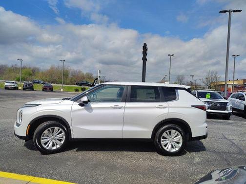 Diamond White 2026 Mitsubishi Outlander ES 2.5 2WD