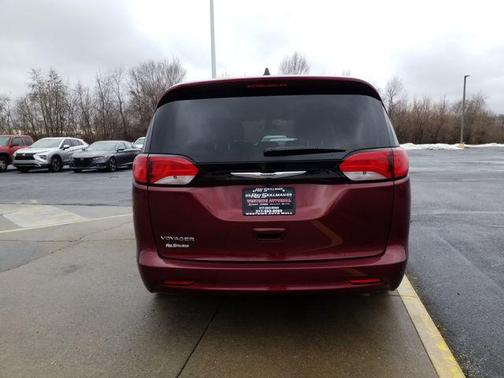 2022 Chrysler Voyager LX