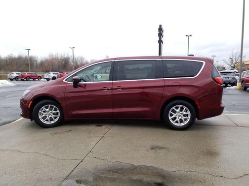 2022 Chrysler Voyager LX