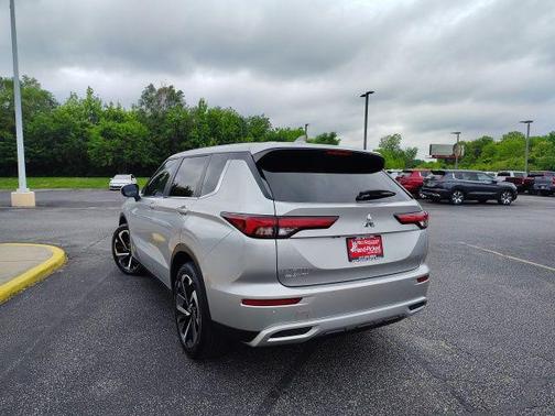 White Diamond 2024 Mitsubishi Outlander SE