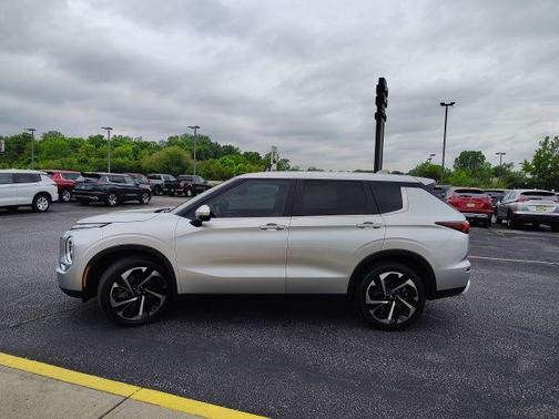White Diamond 2024 Mitsubishi Outlander SE