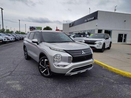 White Diamond 2024 Mitsubishi Outlander SE