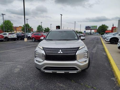 White Diamond 2024 Mitsubishi Outlander SE