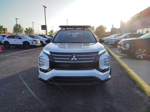Diamond White 2026 Mitsubishi Outlander