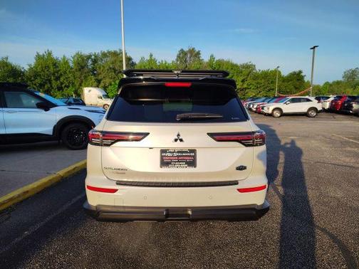 Diamond White 2026 Mitsubishi Outlander
