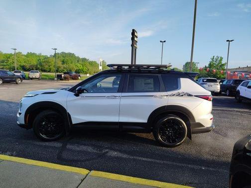 Diamond White 2026 Mitsubishi Outlander