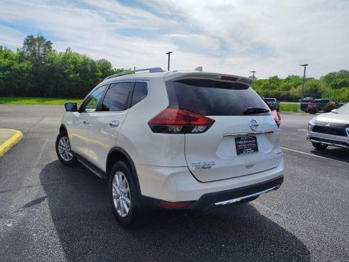 Pearl White 2018 Nissan Rogue SV