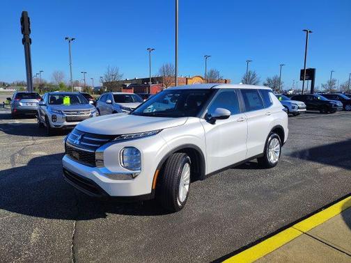 Diamond White 2026 Mitsubishi Outlander ES 2.5 2WD