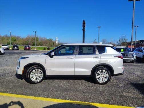 Diamond White 2026 Mitsubishi Outlander ES 2.5 2WD
