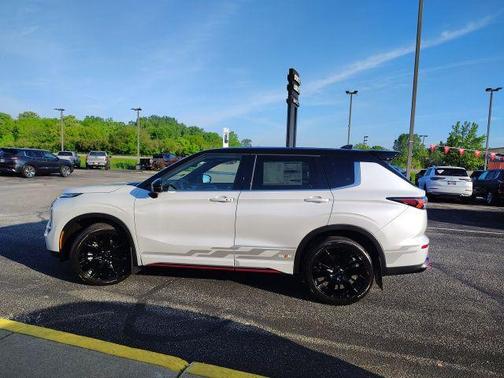 Diamond White 2026 Mitsubishi Outlander SE S-AWC