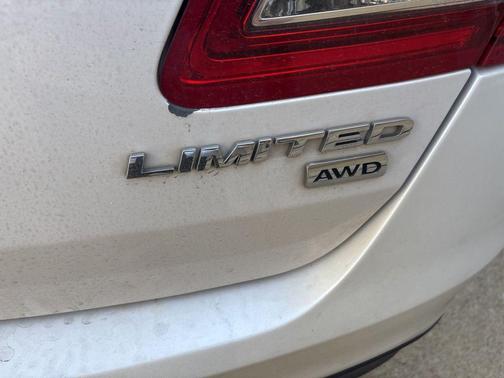 White Platinum Clearcoat Metallic 2015 Ford Taurus Limited