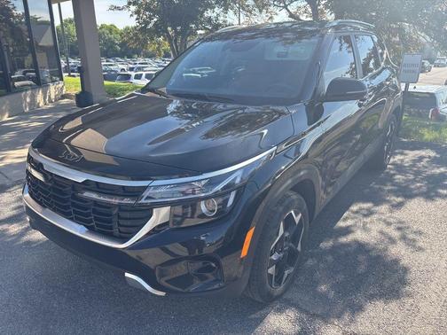 Fusion Orange 2024 Kia Seltos EX