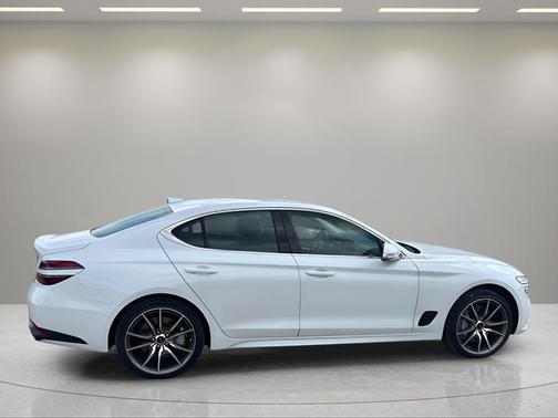 Uyuni White 2025 Genesis G70 2.5T