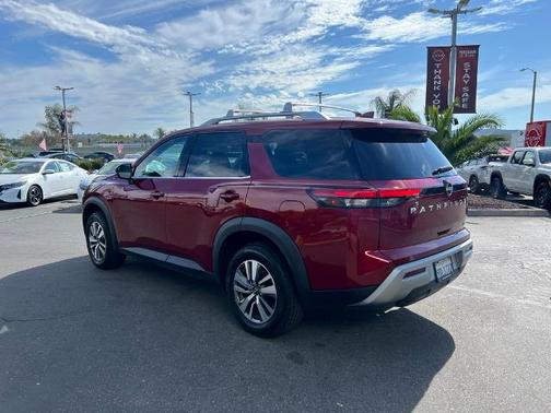 2023 Nissan Pathfinder SL