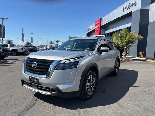 Brilliant Silver Metallic 2025 Nissan Pathfinder SL