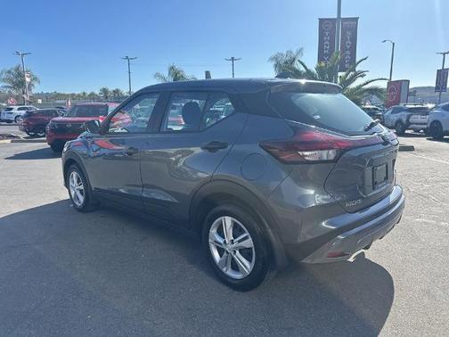 Gun Metallic 2025 Nissan Kicks Play S