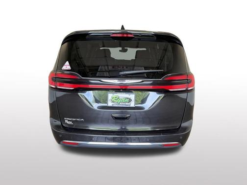 Brilliant Black Crystal Pearlcoat 2023 Chrysler Pacifica Touring L