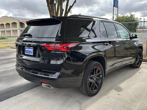 Mosaic Black Metallic 2023 Chevrolet Traverse Premier