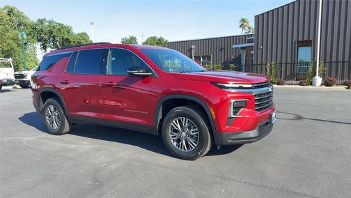 Radiant Red Tintcoat 2026 Chevrolet Traverse LT