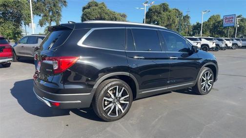 Crystal Black Pearl 2019 Honda Pilot Touring 8-Passenger