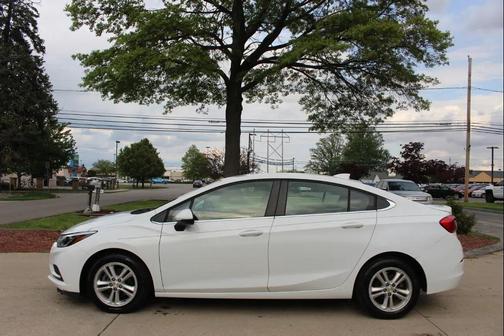 Summit White 2018 Chevrolet Cruze LT
